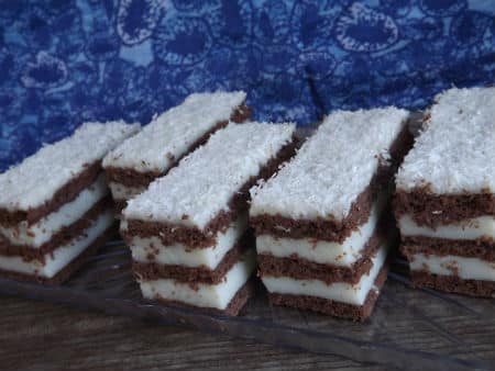 Egy szelet frissen elkészült Kókuszos krémes desszert, a magyar konyha egyik népszerű édessége