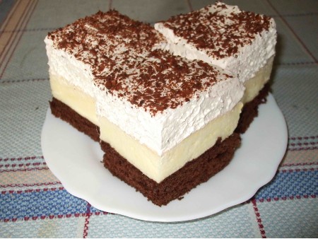Amerikai Krémes desszert egy tányéron, a tetején reszelt csokoládéval.