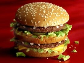 Egy klasszikus Big Mac hamburger szezámmaggal megszórt zsemlében, két darab húspogácsával, sajttal, salátával, savanyúsággal és szósszal rétegezve.