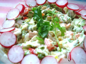 Színes Budai saláta tálalva, retek szeletekkel és petrezselyemmel díszítve.