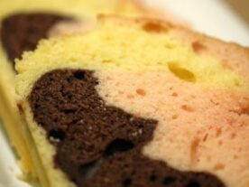 Papagáj szelet: Színes rétegekkel készült szelet sütemény, melyben a világos sárga, rózsaszín és sötétbarna színek váltakoznak.