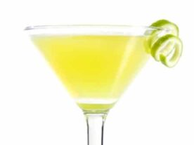 Egy martini pohárban tálalt, ananász levéllel díszített Algonquin koktél.