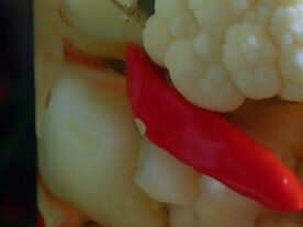 Ecetes karfiol: Karfiolrózsák mellett egy darab piros chili paprika.