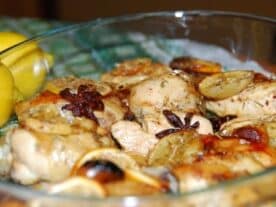Ánizsos csirke: Egy üvegtányéron elhelyezkedő csirkehússzeletek, melyekre csillagánizs darabokat helyeztek, a tányér mellett egy egész citrom látható.