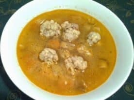 Bugaci húsgombóc leves: Tál gazdag zöldséges húsgombóc leves, pirosas árnyalatú, sűrű lével
